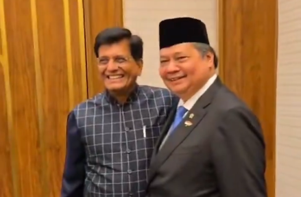 Menteri Koordinator Bidang Perekonomian Airlangga Hartarto dan Menteri Perdagangan dan Industri India Shri Piyush Goyal, sepakat utuk memperbaiki hubungan dagang dua negara. (foto X/@airlangga_hrt)